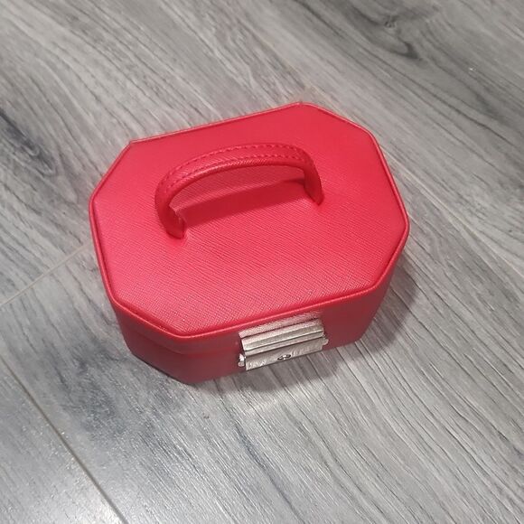 Vintage SM Faux Red Leather Heritage Wolf Travel Case - Picture 2 of 7